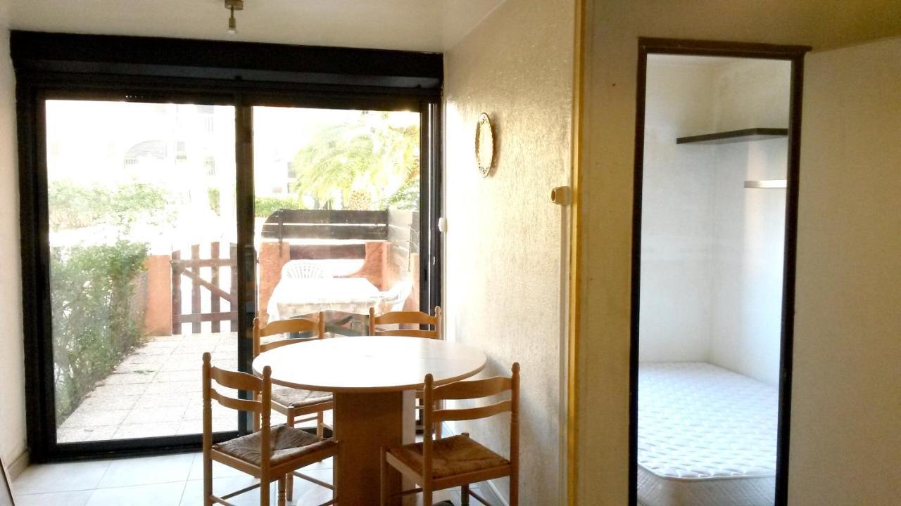 Appartement Charmant: Canet-en-Roussillon Retreat with Shared Pool Exterior photo